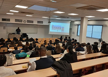 Etudiants suivent la conférence Etudiants suivent la conférence