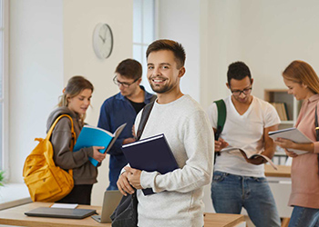 étudiants sortant de cours