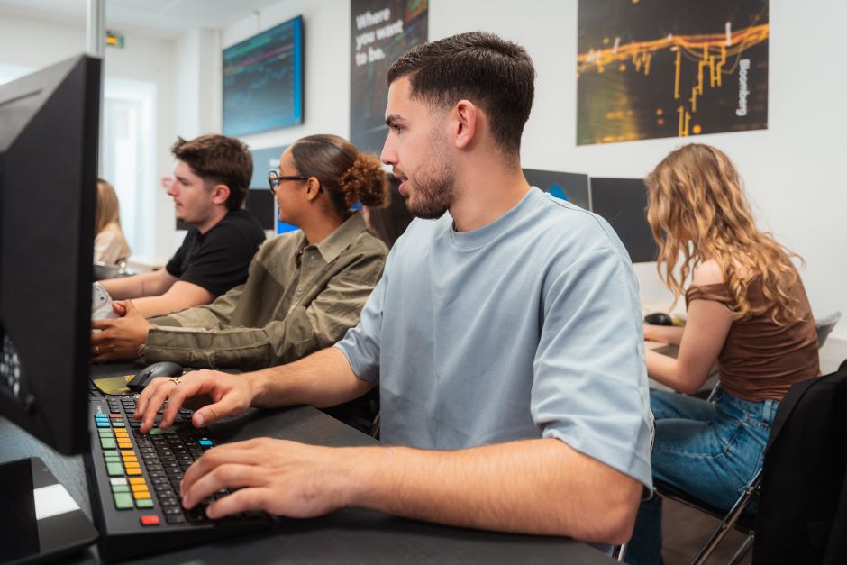 Etudiants dans la salle Bloomberg