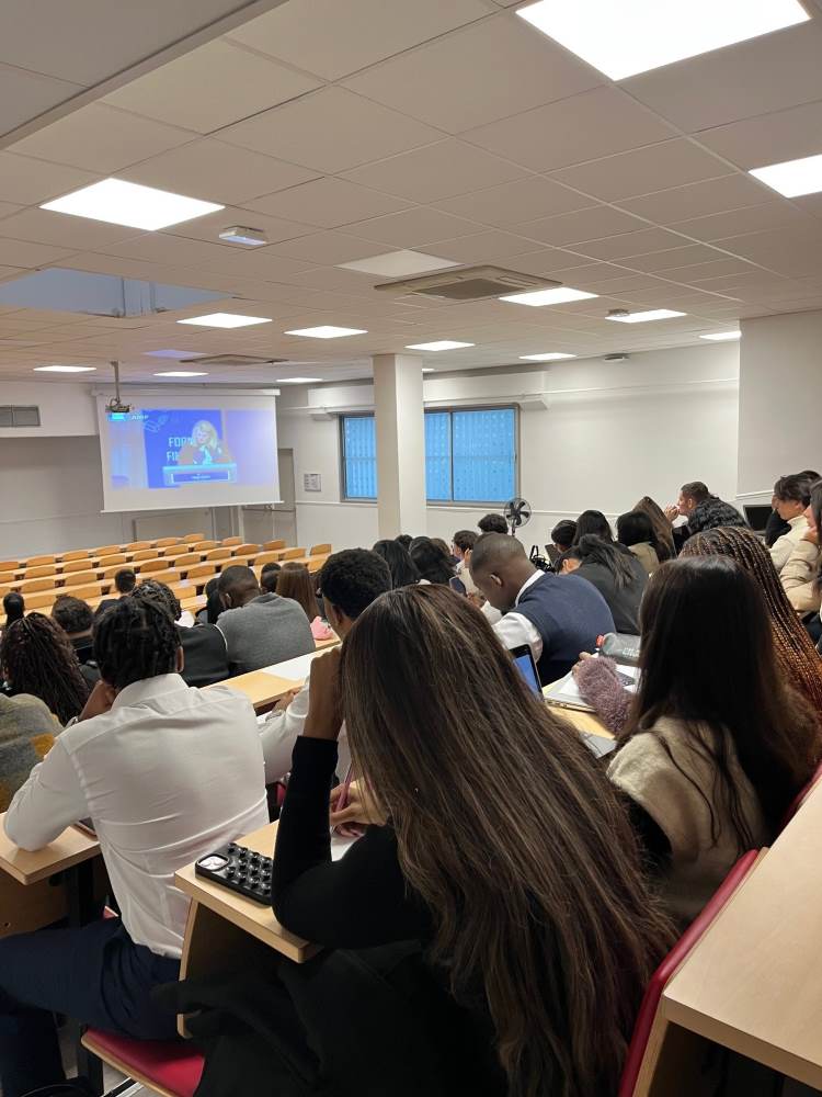 Les élèvent suivent la conférence