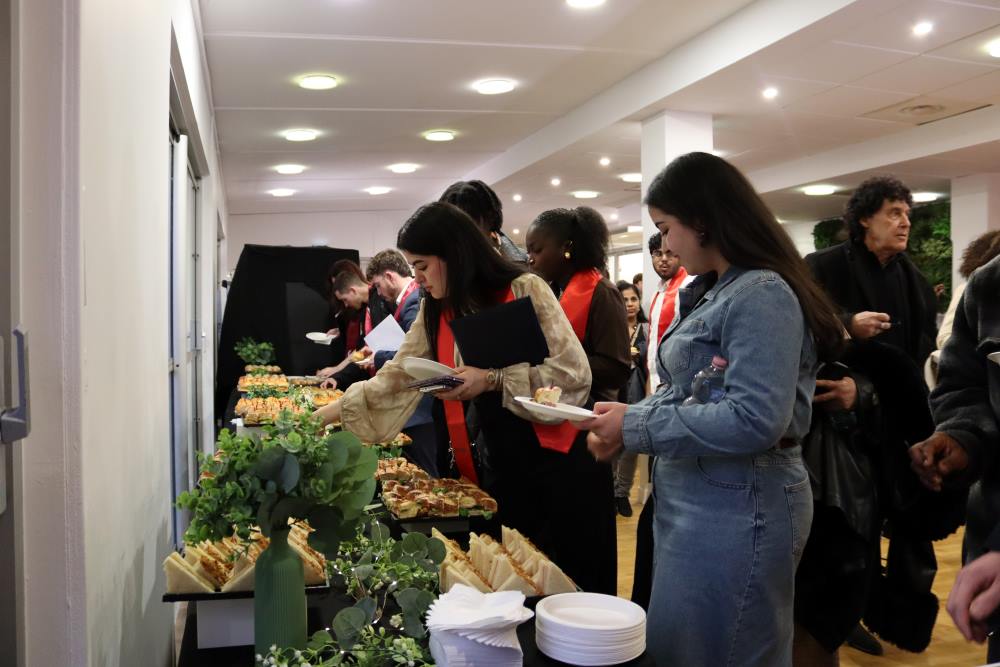 Les diplômés profitent du cocktail