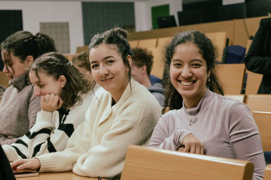 Elèves écoutent l'intervention