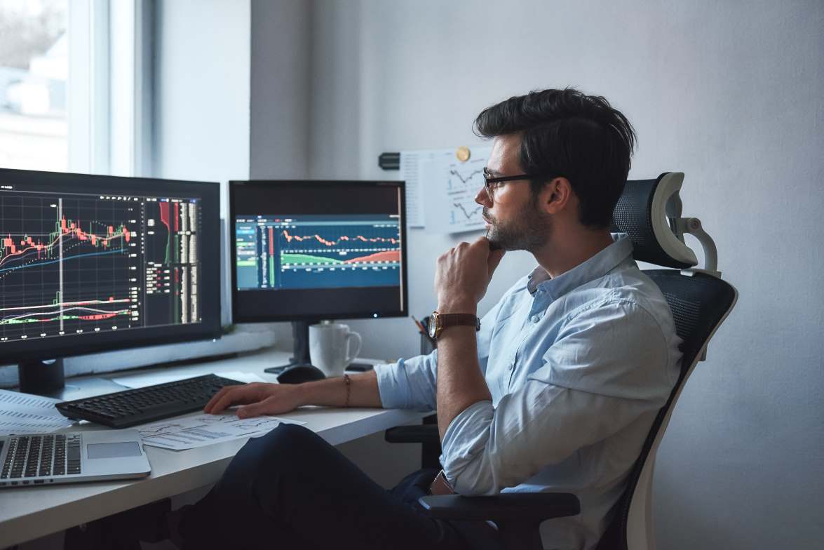 homme travaillant sur son ordinateur