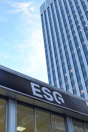 ESG FINANCE devanture du campus avec building à l'arrière plan