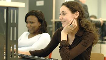 Comment se déroule la première année de formation au DCG ?